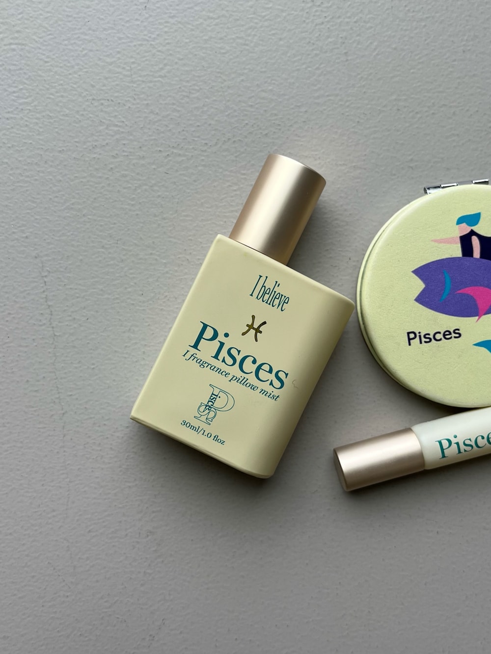 シルバー系のチャーム、ブルー系のパスケース、グリーン系のポーチを着用したレディースの冬コーディネートの4枚目の写真