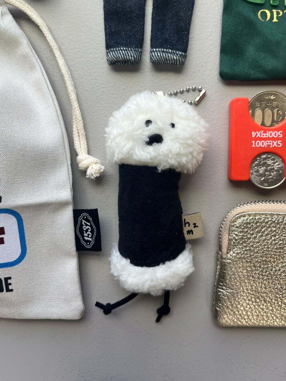 その他のハンドケア/ハンドクリーム、ゴールド系のパスケース、ホワイト系のチャームを着用したレディースの秋コーディネートの3枚目の写真