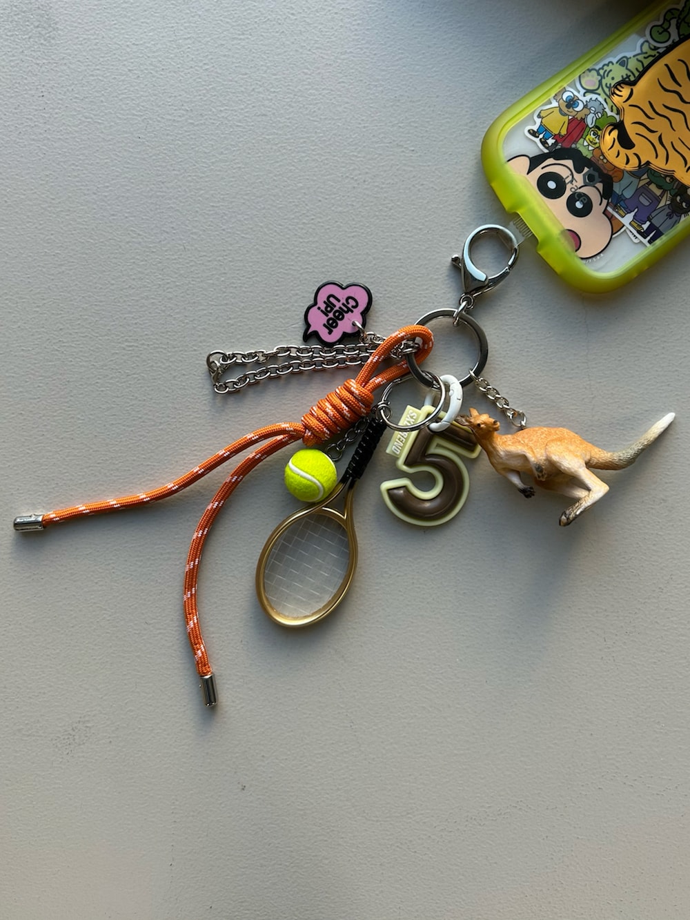 オレンジ系のチャーム、グリーン系のチャーム、その他のハンドケア/ハンドクリームを着用したレディースの春コーディネートの3枚目の写真