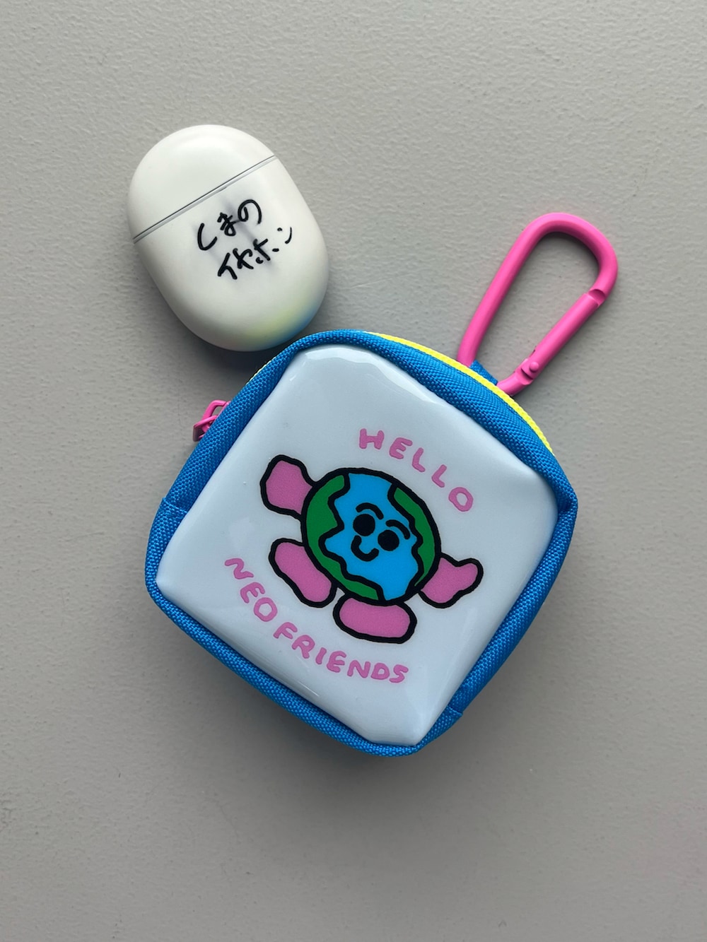 シルバー系の財布、ピンク系のポーチ、ホワイト系の香水を着用したレディースの夏コーディネートの2枚目の写真