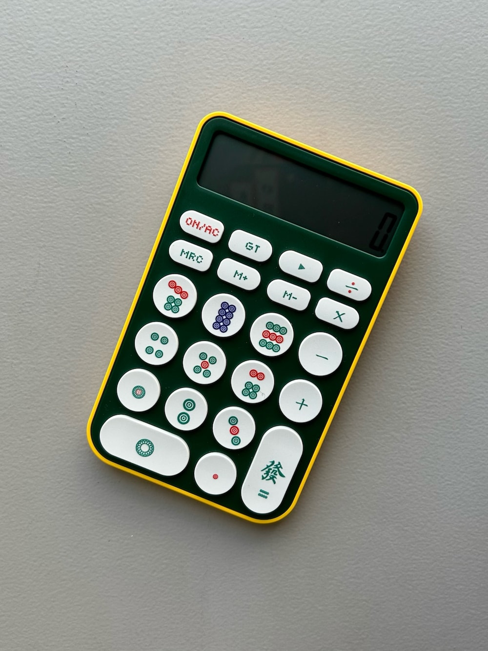 イエロー系のポーチ、グリーン系のステーショナリー、ピンク系のハンドケア/ハンドクリームを着用したレディースの春コーディネートの4枚目の写真