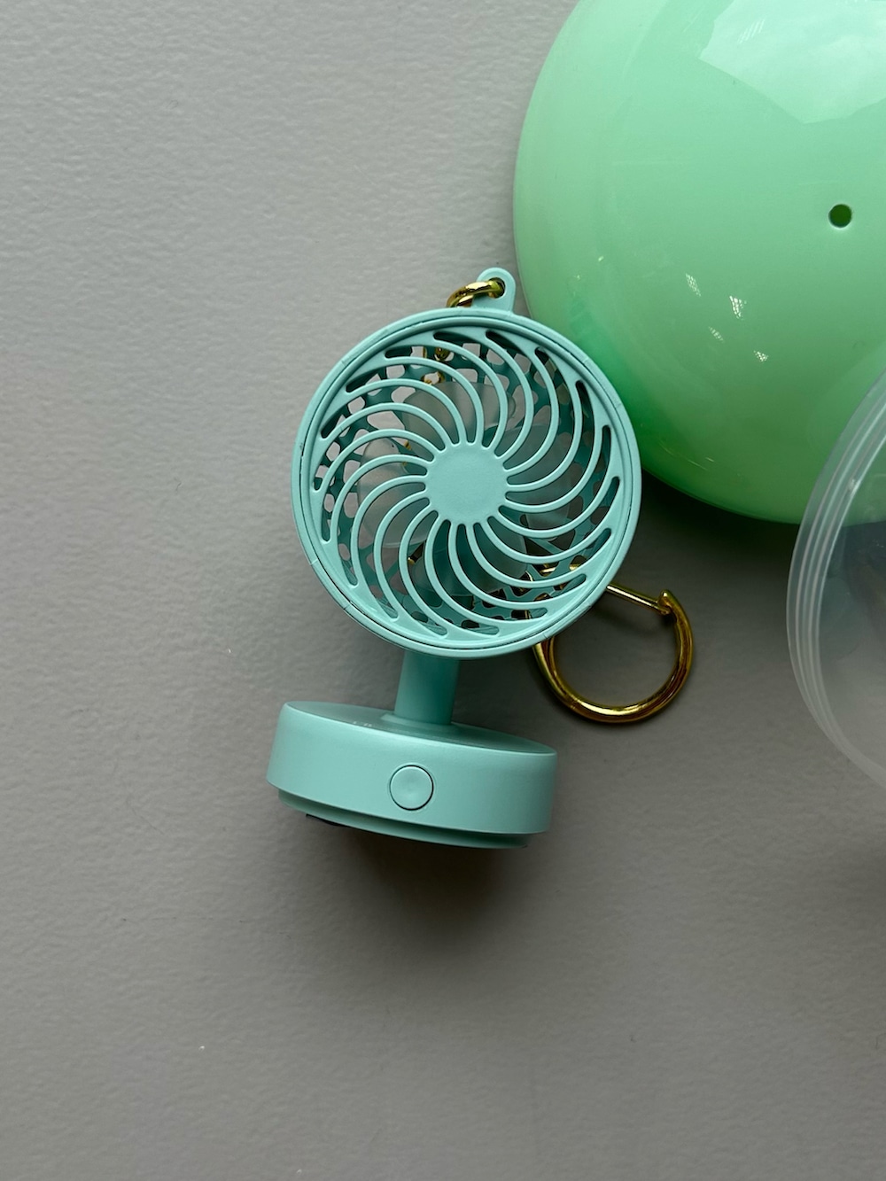 グレー系のポーチ、グリーン系の財布、グリーン系の生活家電を着用したレディースの春コーディネートの2枚目の写真