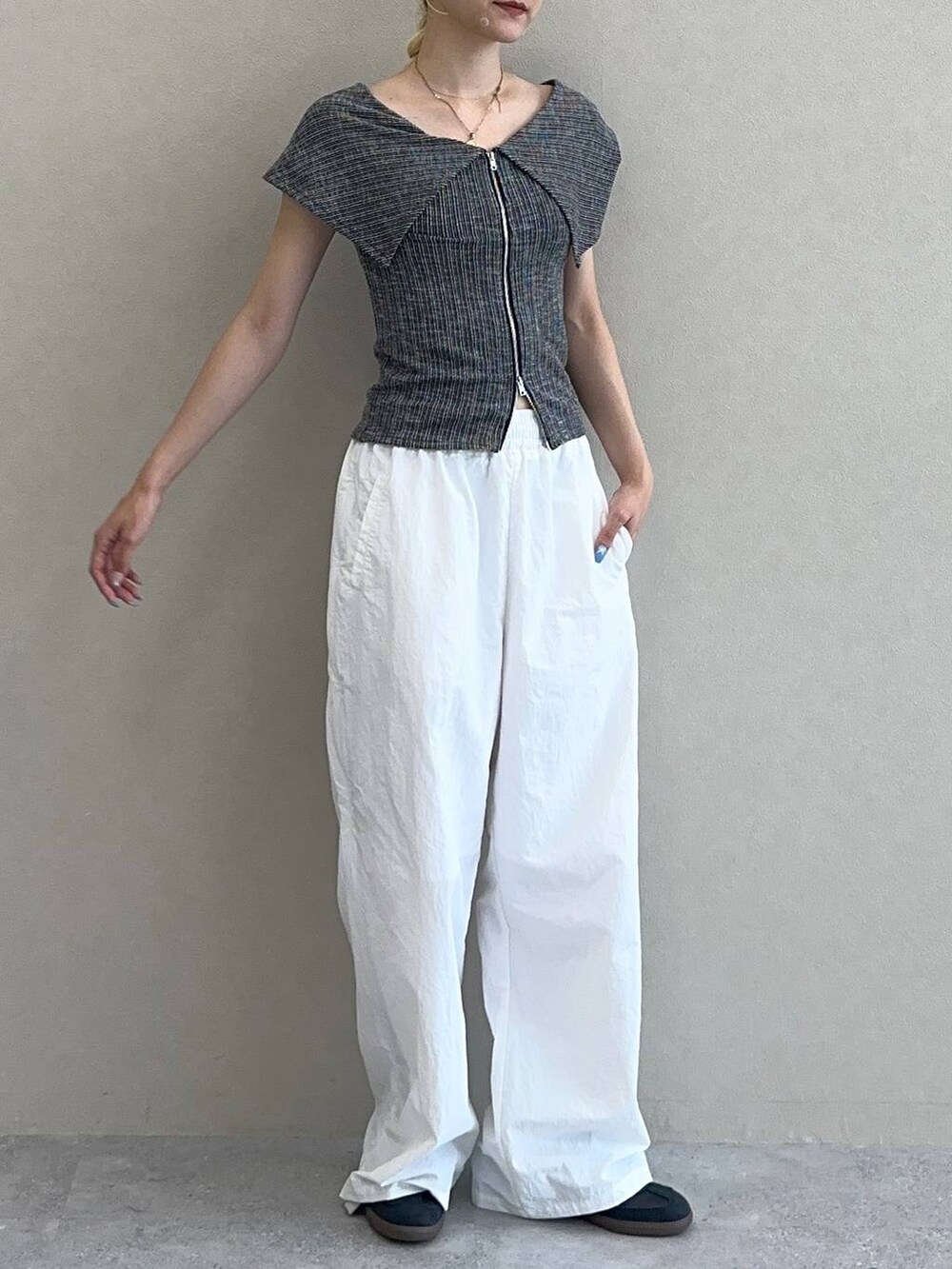 ホワイト系のその他パンツ、ブラック系のTシャツ/カットソーを着用したレディースの夏コーディネートの3枚目の写真