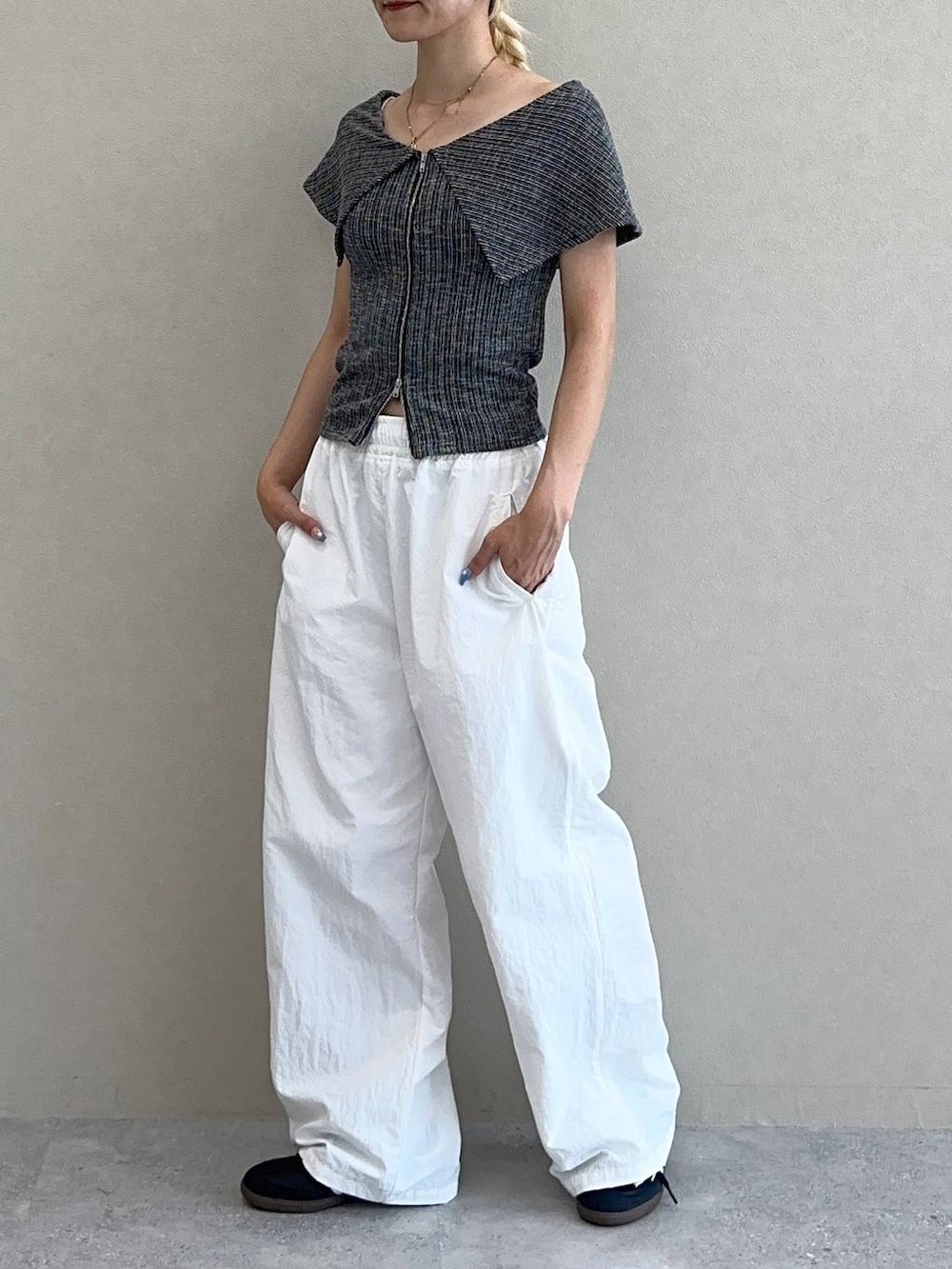 ホワイト系のその他パンツ、ブラック系のTシャツ/カットソーを着用したレディースの夏コーディネートの2枚目の写真