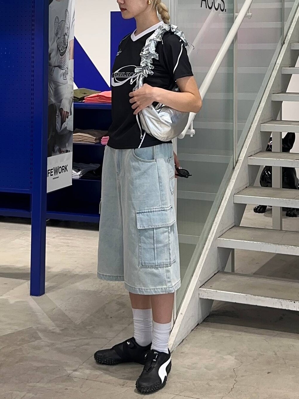 ブルー系のその他パンツ、ブラック系のTシャツ/カットソー、その他のショルダーバッグを着用したレディースの夏コーディネートの2枚目の写真