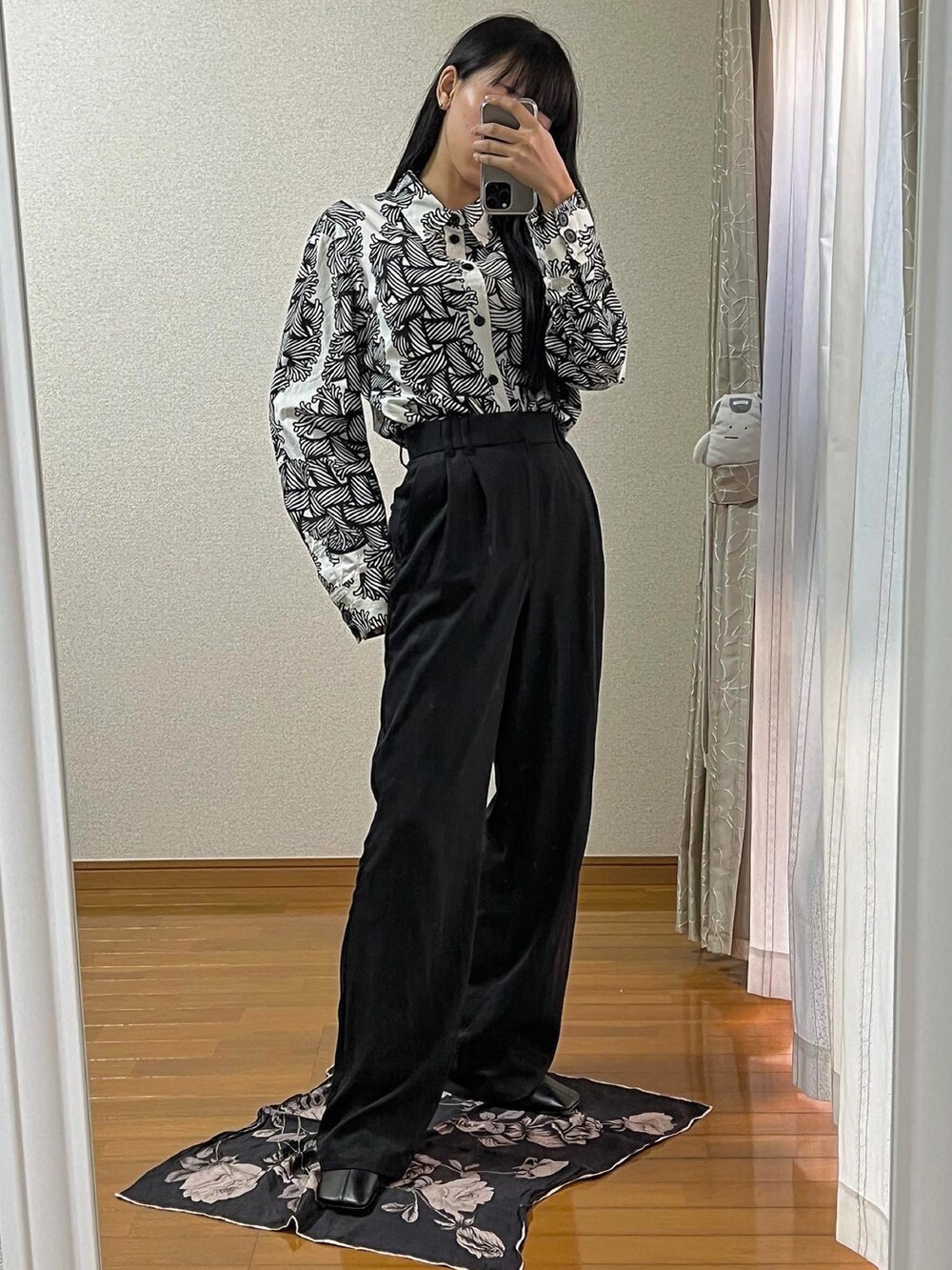 ブラック系のパンツ、その他のジャケット/アウター、ホワイト系のシャツ/ブラウスを着用したレディースの冬コーディネートの2枚目の写真