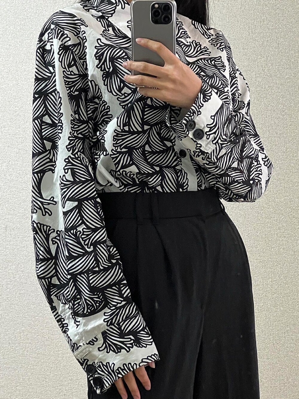 ブラック系のパンツ、その他のジャケット/アウター、ホワイト系のシャツ/ブラウスを着用したレディースの冬コーディネートの3枚目の写真