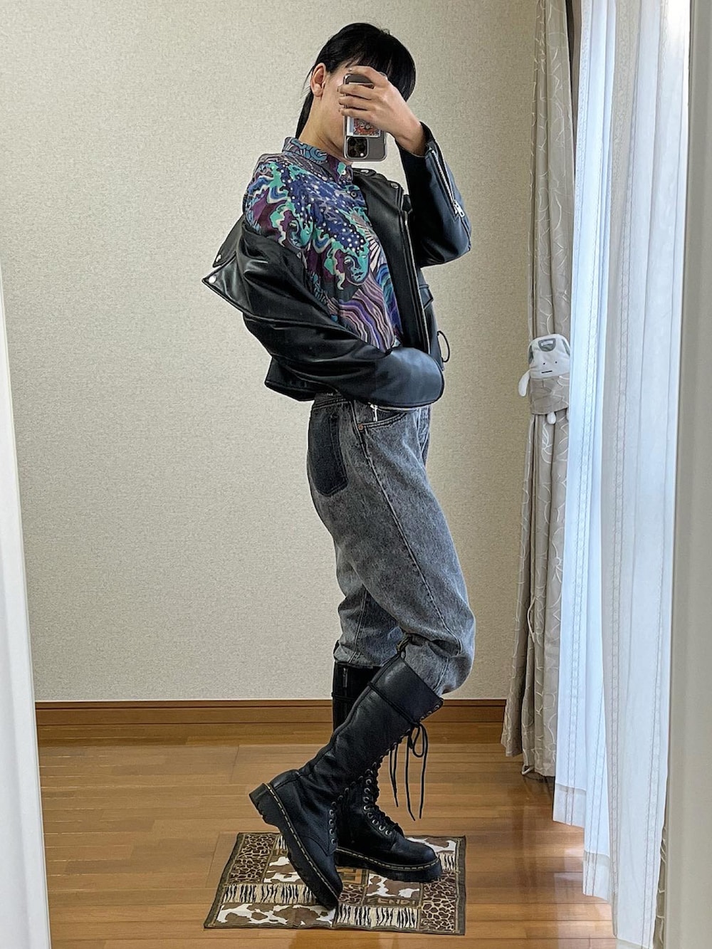 その他のシャツ/ブラウス、ブラック系のジャケット/アウター、ブラック系のブーツを着用したレディースの冬コーディネートの2枚目の写真