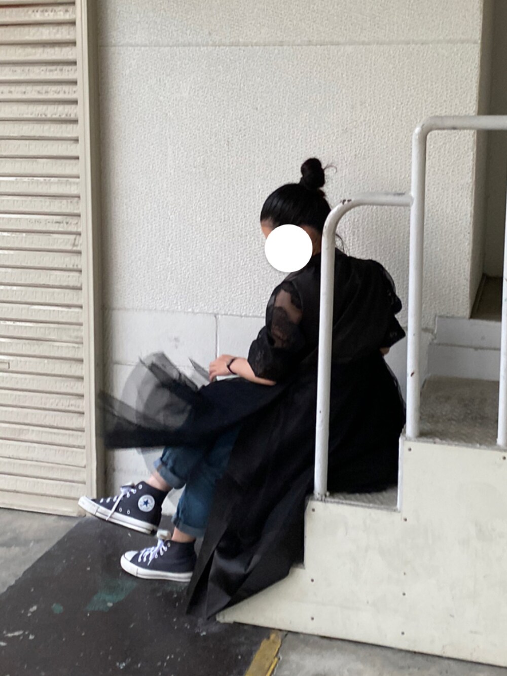 ブラック系のシューズ、ブルー系のデニムパンツを着用したレディースの春コーディネートの2枚目の写真