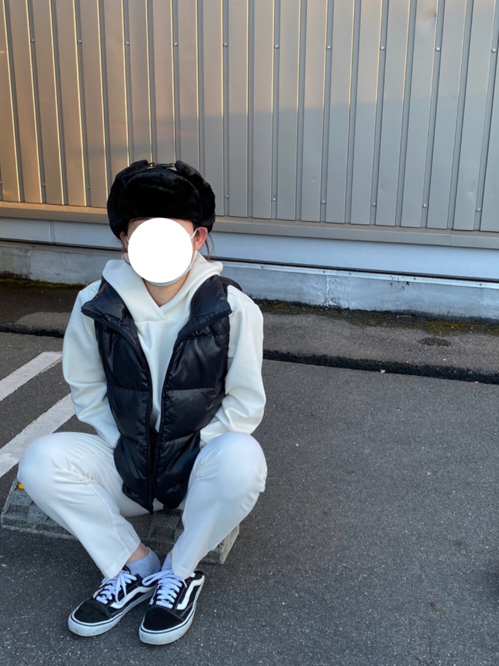 ブラック系のスニーカー、ホワイト系のパンツ、ホワイト系のトップスを着用したレディースの冬コーディネートの2枚目の写真