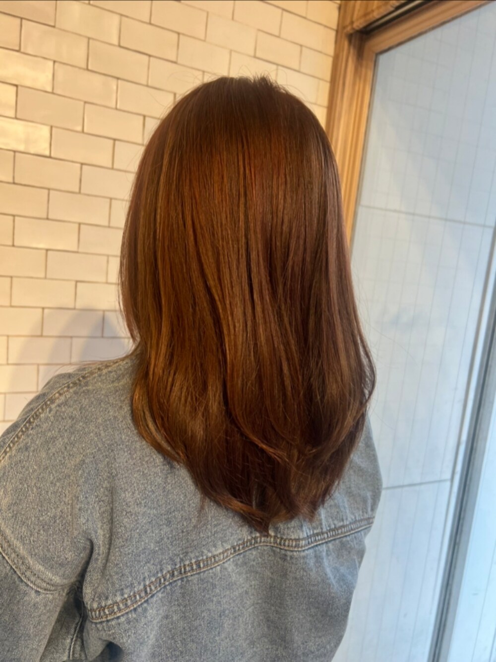 ホワイト系のスカート、ブラック系のTシャツ/カットソー、ブルー系のデニムジャケットを着用したレディースの秋コーディネートの2枚目の写真