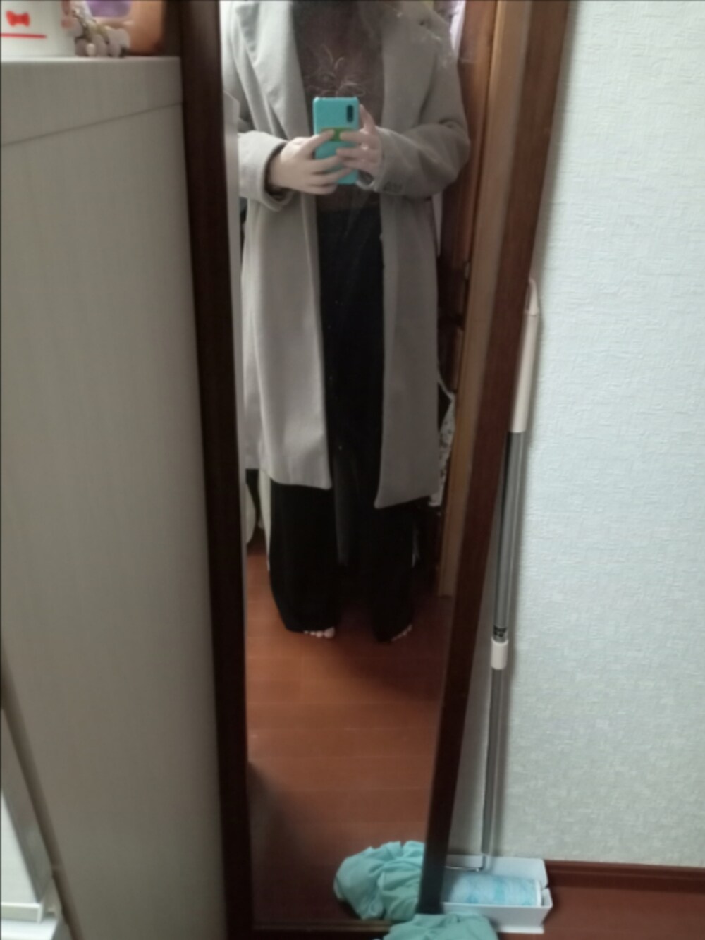 ブラック系のパンツを着用したレディースの冬コーディネートの2枚目の写真