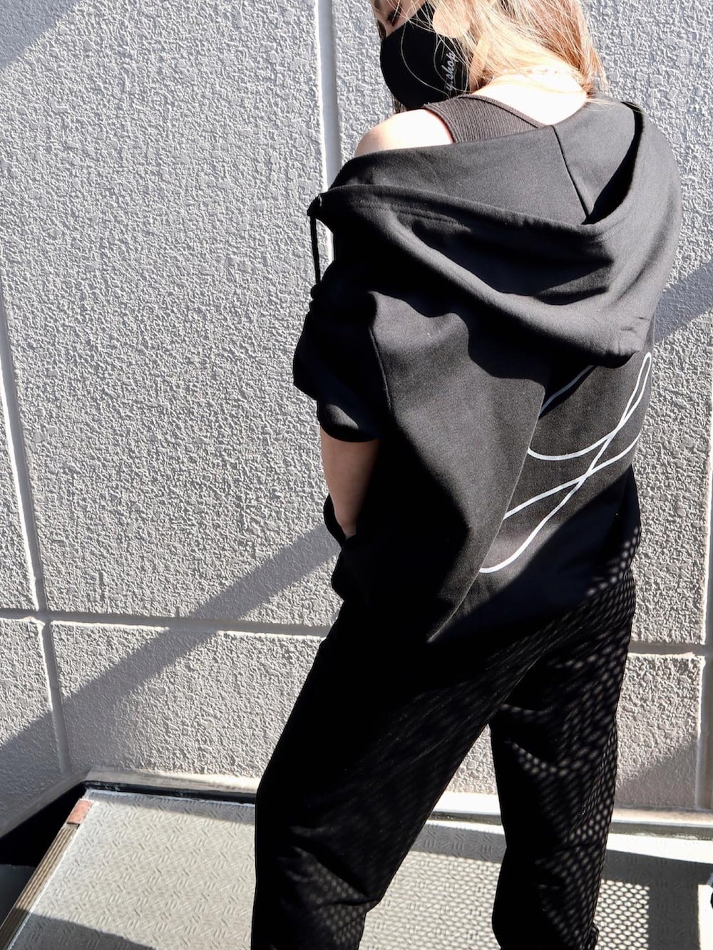 ブラック系のパーカー、ブラック系のその他トップス、ブラック系のスウェットパンツを着用したレディースの秋コーディネートの2枚目の写真