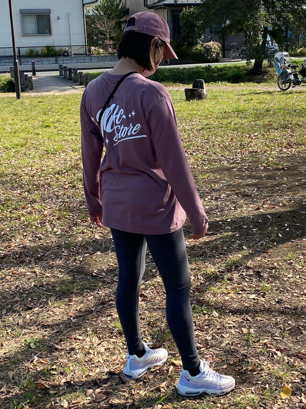 「シンプル、NIKE、ショルダーバッグ、キャップ、supreme、レギンス、タイツ、スニーカーコーデ、ROXY、ロキシー、秋冬コーデ、MFC STORE」｜「MFC STOREのアイテム（キャップ、ピンク系）」を使った、よーさん（レディース・165cm）の秋コーディネートの2枚目の写真