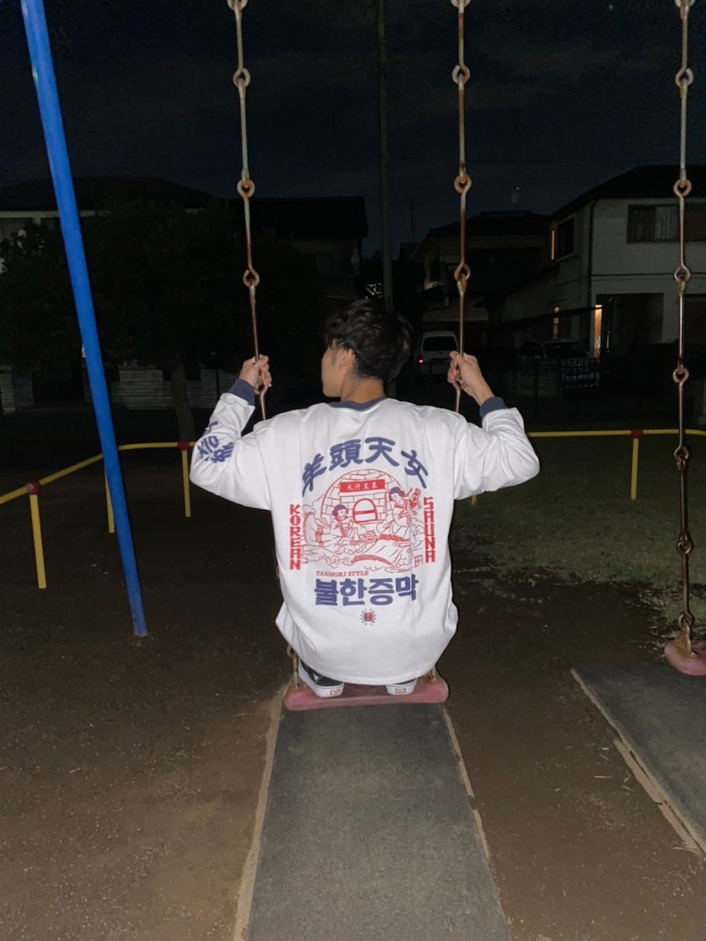 ホワイト系のTシャツ/カットソー、ブラック系のスラックス、ブラック系のスニーカーを着用したメンズの秋コーディネートの2枚目の写真