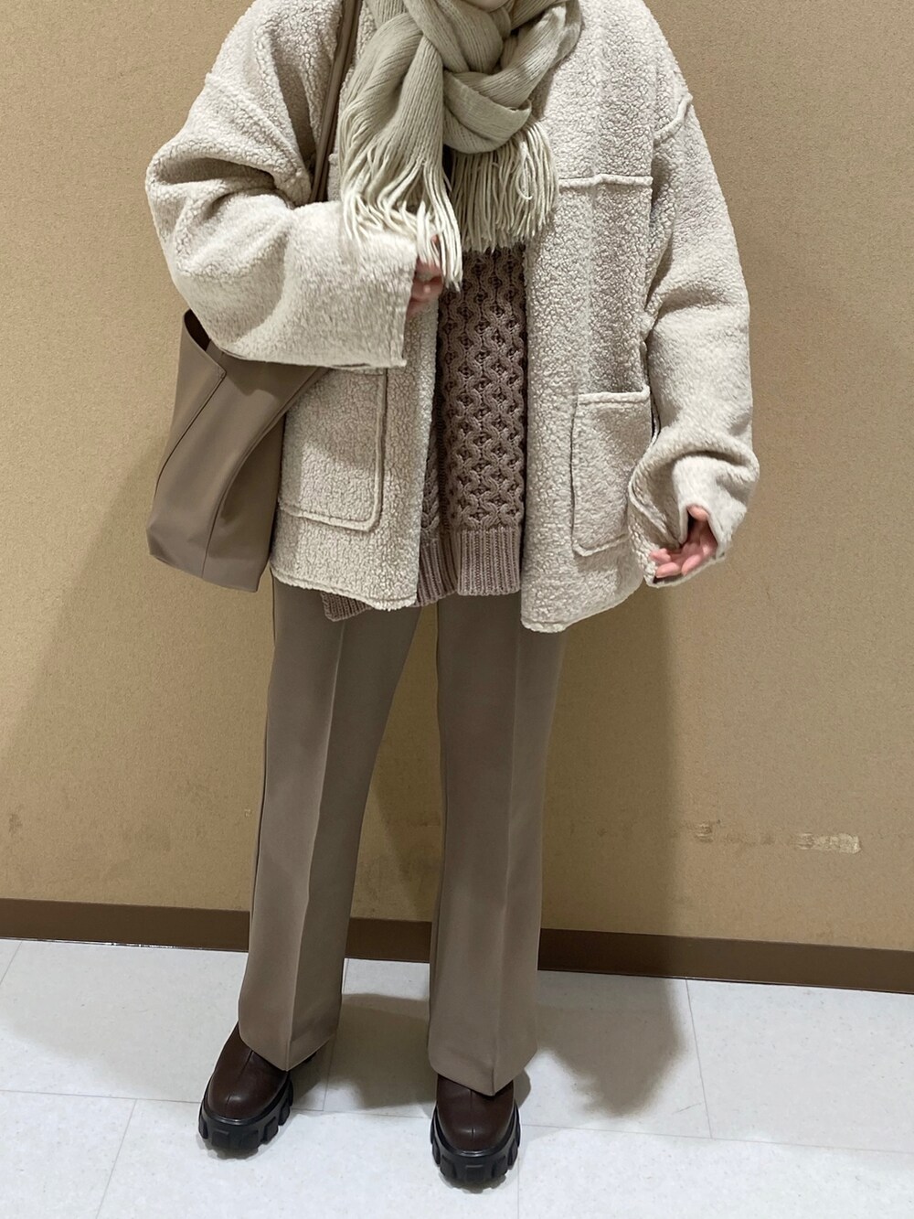 「休日スタイル、フレアパンツ、ボア、サイドゴアブーツ、ブーツ、淡色コーデ、ニット、マフラー、プチプラ、冬コーデ、ボアジャケット、マフラーぐるぐる、あったかコーデ、ブラウン、ブラウンコーデ」｜「earth music&ecologyのコーデュロイリバーシブルコート ＊（ノーカラーコート、ベージュ系）」を使った、YURIさん（レディース・157cm）の冬コーディネートの3枚目の写真