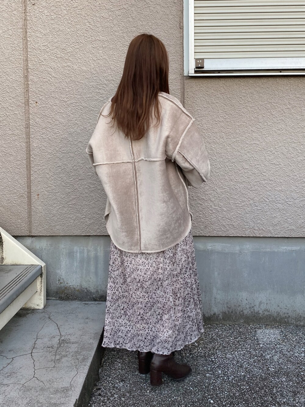 「コーデュロイ、ブーツ、ボア、冬コーデ、リバーシブル、休日スタイル、ブラウン、プチプラ、earth music&ecology、きれいめカジュアル、淡色コーデ、お洒落さんとつながりたい、ボアコート」｜「earth music&ecologyのコーデュロイリバーシブルコート ＊（ノーカラーコート、ベージュ系）」を使った、YURIさん（レディース・157cm）の秋コーディネートの4枚目の写真