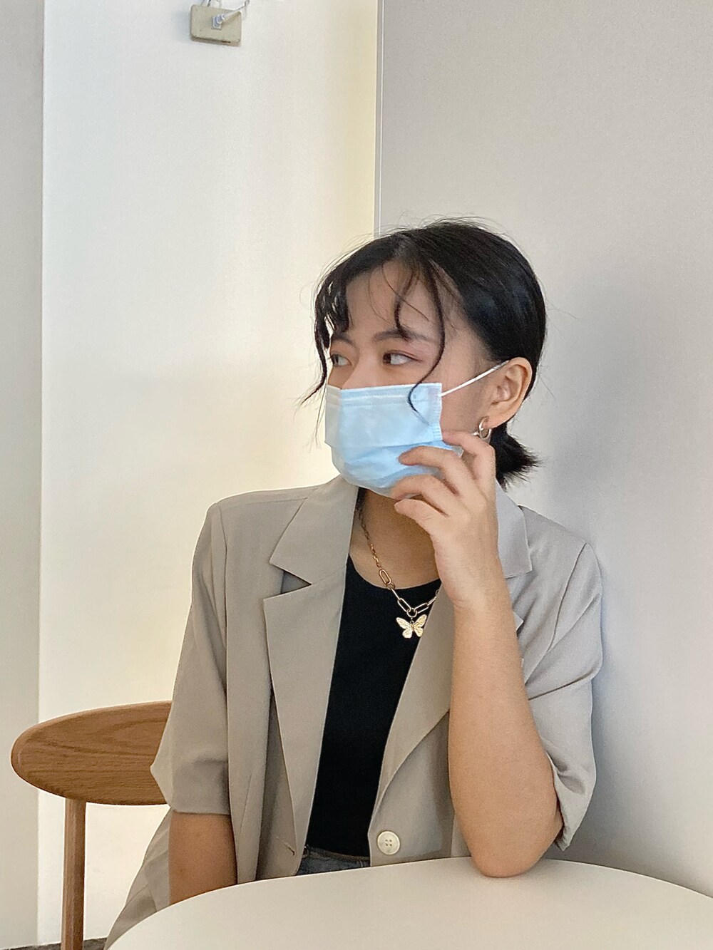 ブルー系のデニムパンツ、ゴールド系のネックレスを着用したレディースの秋コーディネートの2枚目の写真