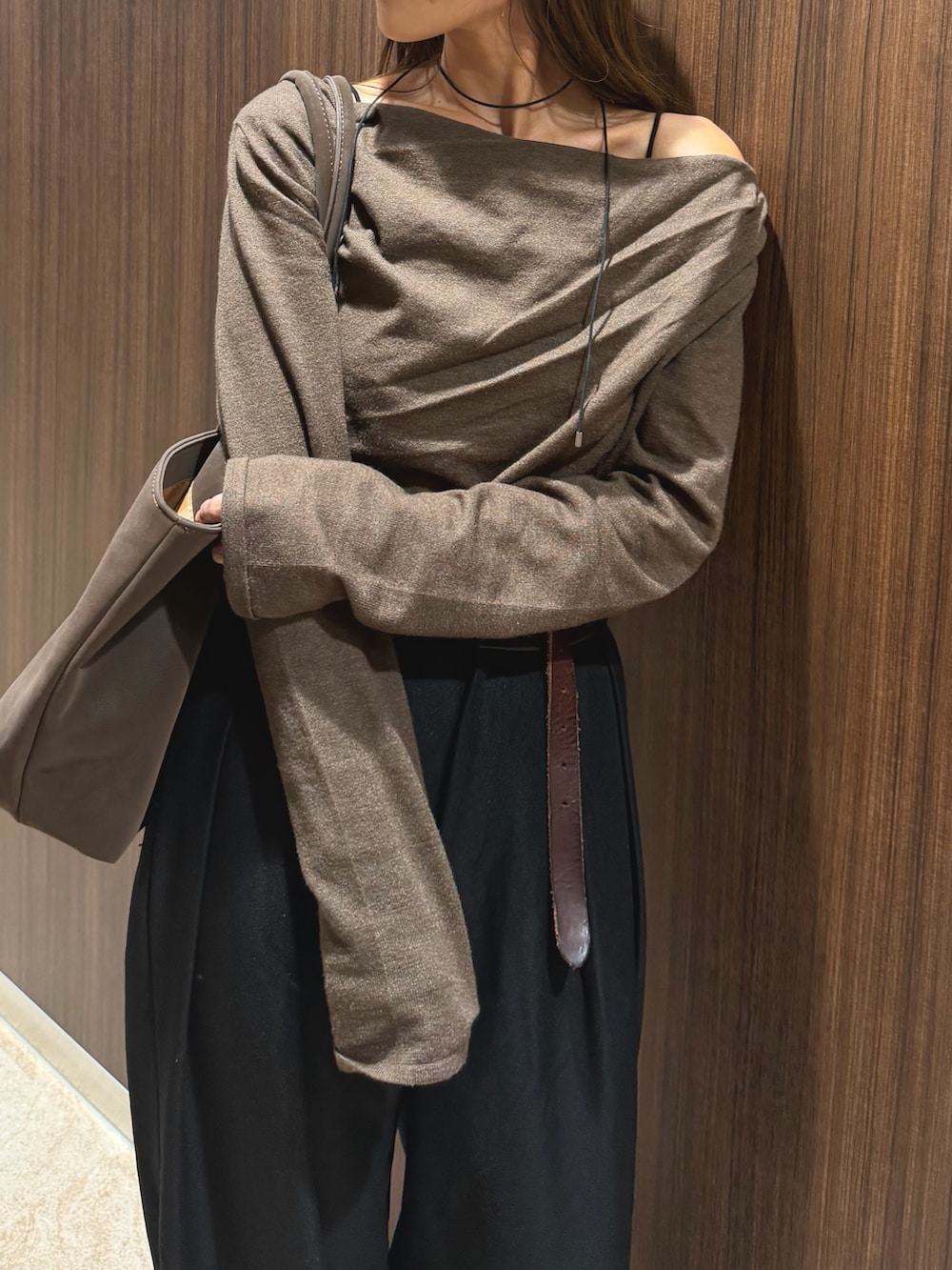 ブラウン系のTシャツ/カットソー、ブラック系のスラックスを着用したレディースの秋コーディネートの3枚目の写真