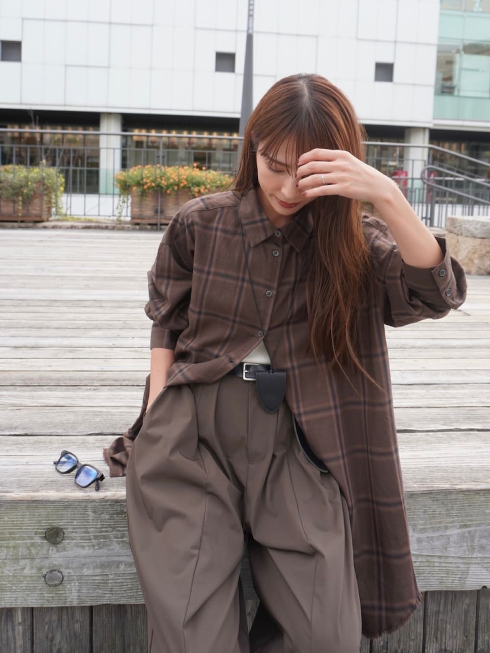 ブラウン系のシャツ/ブラウス、ブラウン系のパンツ、ブラック系のネックレスを着用したレディースの秋コーディネートの4枚目の写真