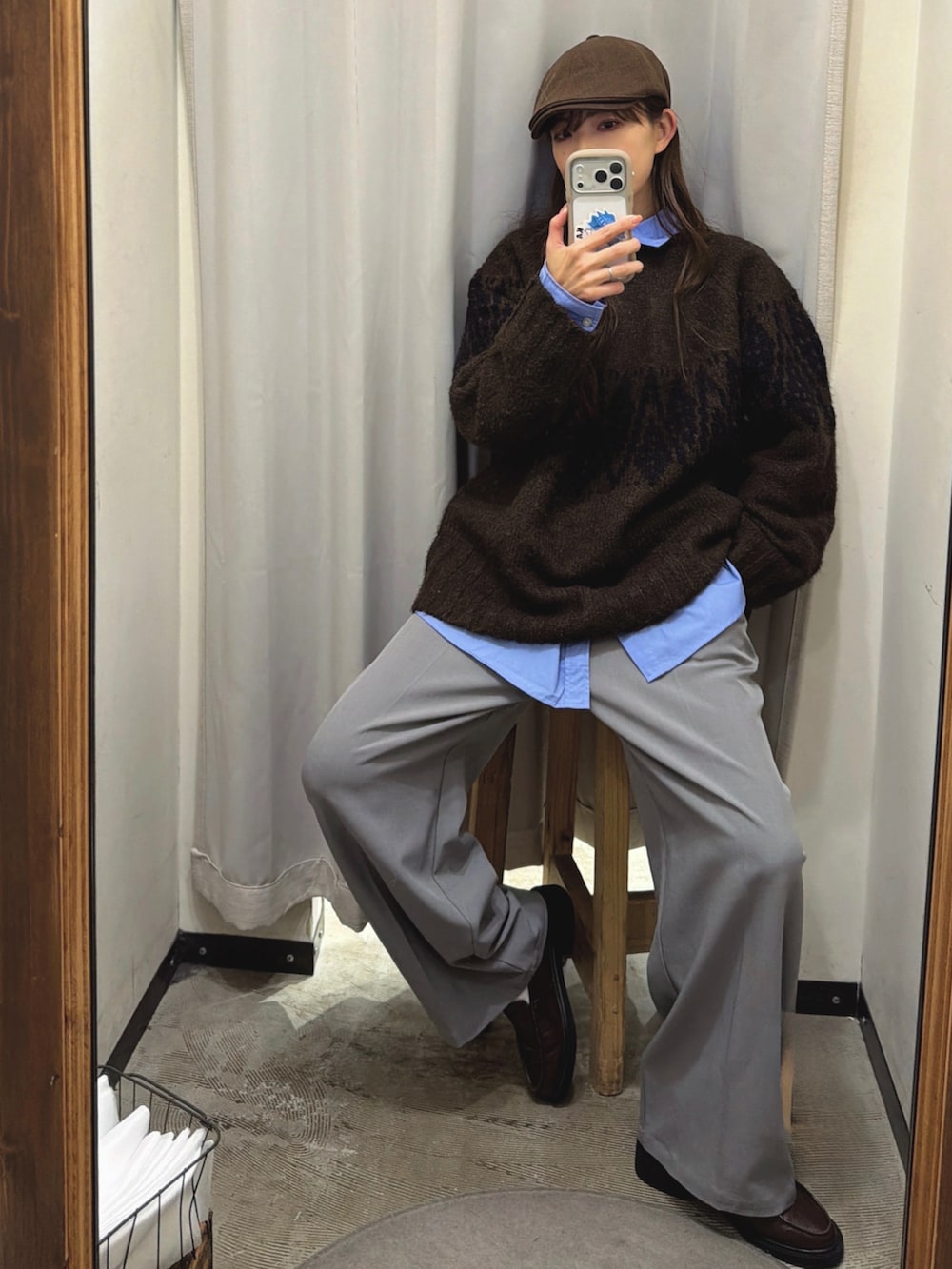 ブラウン系のローファー、ブラウン系のニット/セーター、ブラウン系のキャスケットを着用したレディースの秋コーディネートの2枚目の写真