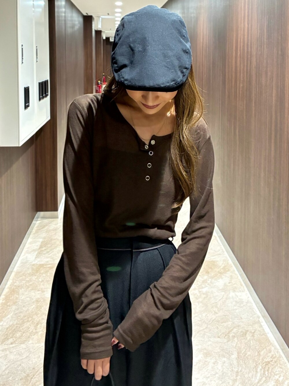 ブラック系のパンツ、ブラウン系のTシャツ/カットソー、ブラック系のスリッポンを着用したレディースの秋コーディネートの5枚目の写真