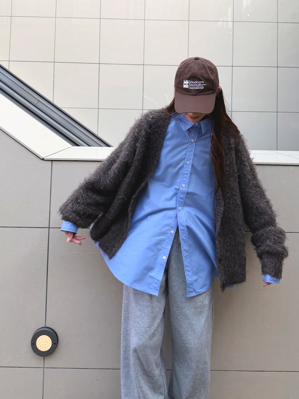 ブラウン系のカーディガン/ボレロ、グレー系のスウェットパンツ、グリーン系のスニーカーを着用したレディースの秋コーディネートの2枚目の写真