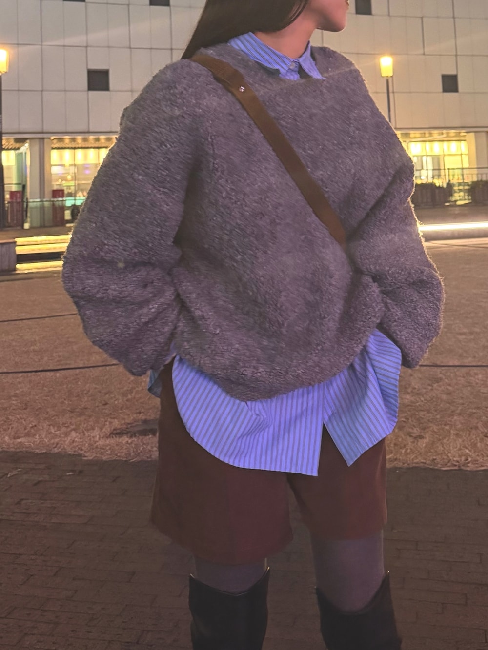 グレー系のニット/セーター、ブラウン系のショルダーバッグを着用したレディースの冬コーディネートの5枚目の写真