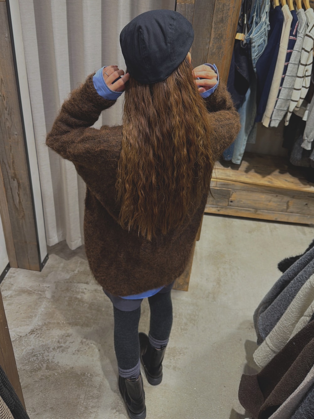 ブラウン系のカーディガン/ボレロ、ブルー系のシャツ/ブラウスを着用したレディースの冬コーディネートの5枚目の写真