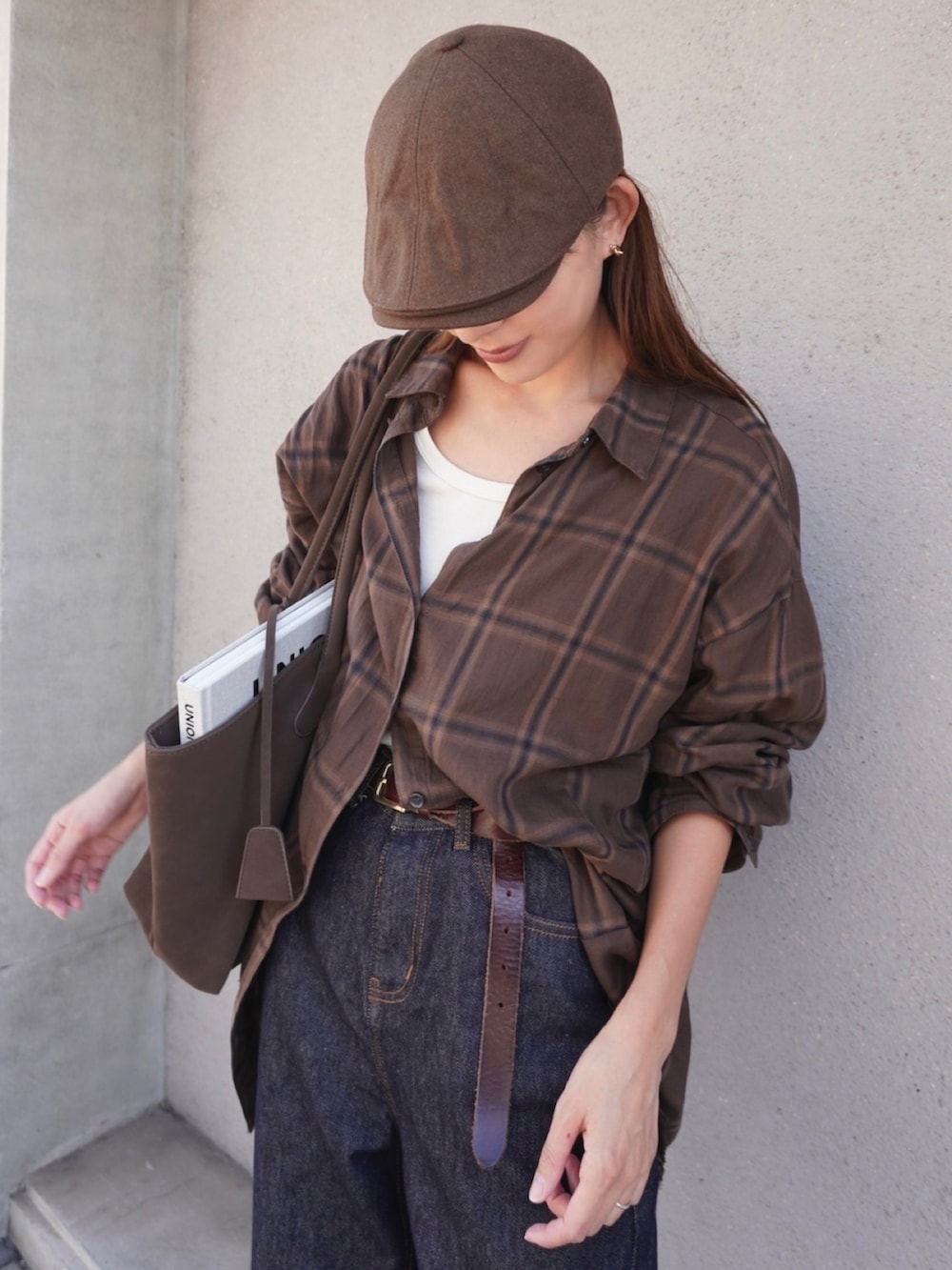 ブラウン系のシャツ/ブラウス、ブラウン系のトートバッグ、ブラウン系のキャスケットを着用したレディースの秋コーディネートの2枚目の写真