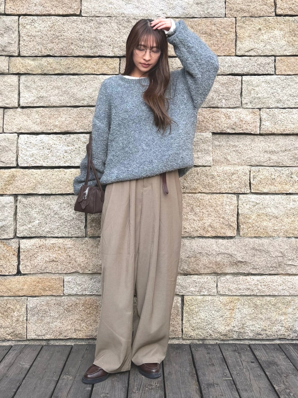 グレー系のニット/セーター、ブラウン系のショルダーバッグを着用したレディースの冬コーディネートの4枚目の写真