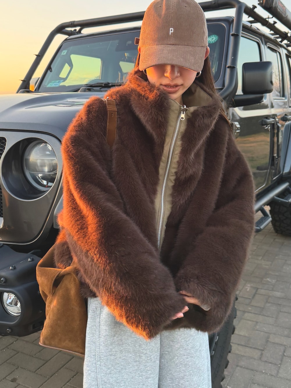 グリーン系のブルゾン、グレー系のスウェットパンツを着用したレディースの冬コーディネートの3枚目の写真