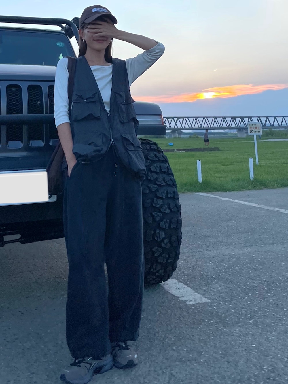 ブラック系のスウェットパンツ、ブラック系のベスト、グレー系のトップスを着用したレディースの秋コーディネートの4枚目の写真