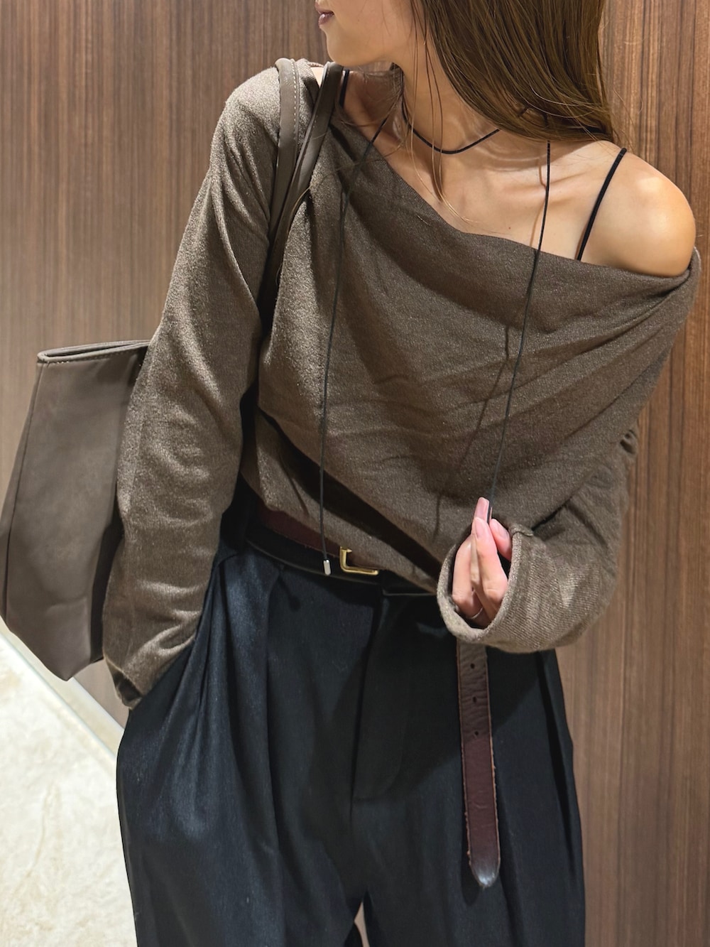 ブラウン系のTシャツ/カットソー、ブラック系のスラックスを着用したレディースの秋コーディネートの5枚目の写真