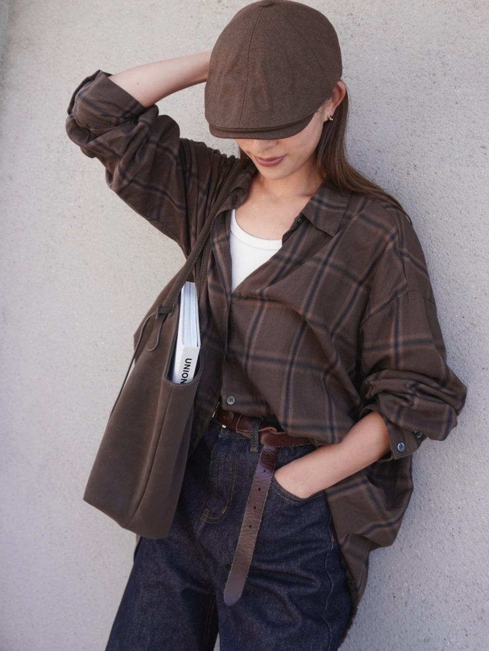 ブラウン系のシャツ/ブラウス、ブラウン系のトートバッグ、ブラウン系のキャスケットを着用したレディースの秋コーディネートの3枚目の写真
