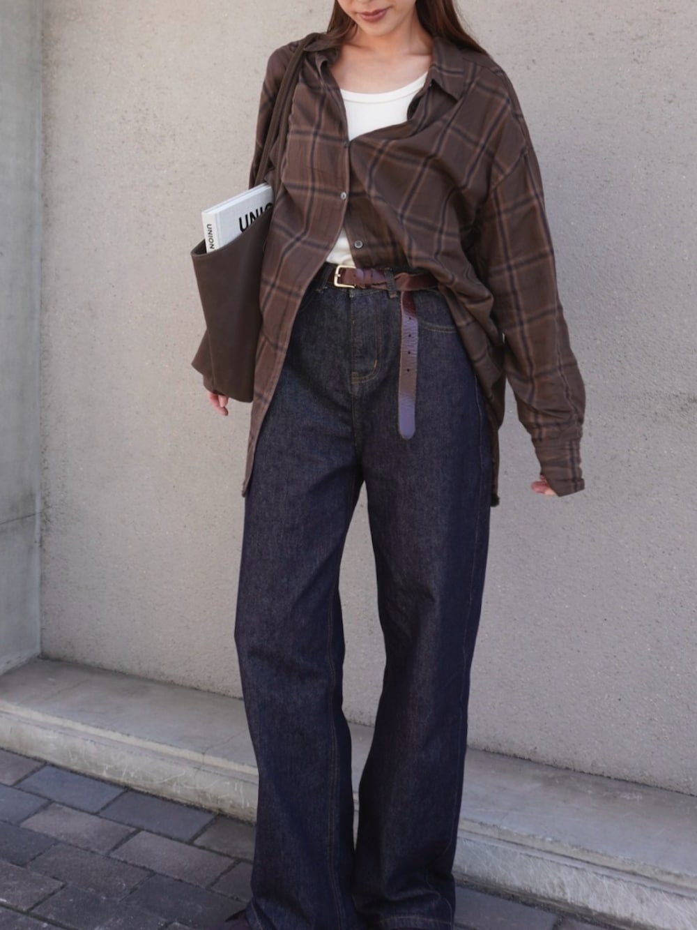 ブラウン系のシャツ/ブラウス、ブラウン系のトートバッグ、ブラウン系のキャスケットを着用したレディースの秋コーディネートの4枚目の写真