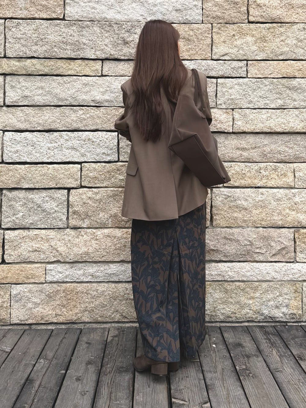 ブラウン系のブーツ、その他のテーラードジャケット、ブラウン系のスカートを着用したレディースの秋コーディネートの4枚目の写真