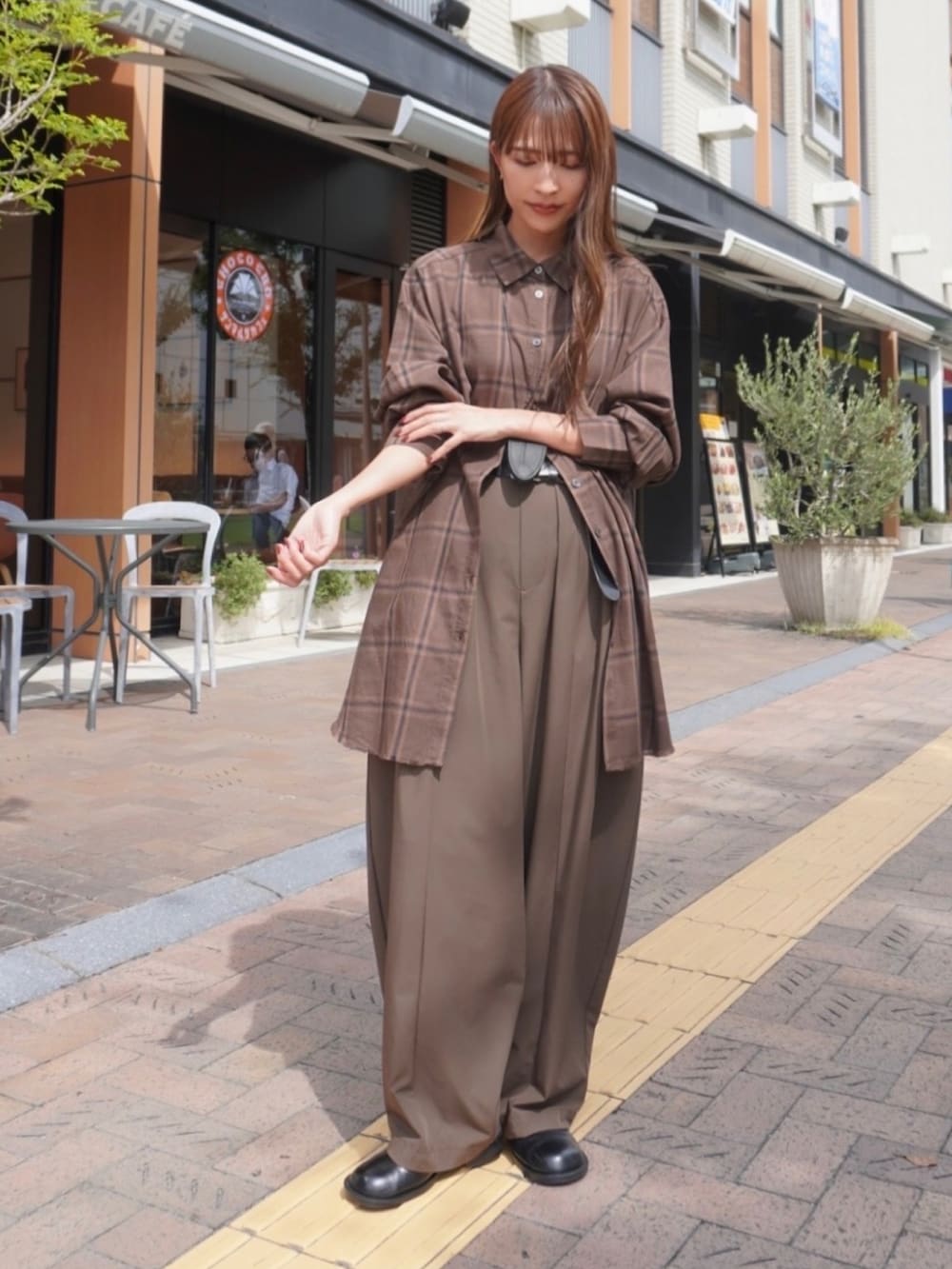 ブラウン系のシャツ/ブラウス、ブラウン系のパンツ、ブラック系のネックレスを着用したレディースの秋コーディネートの3枚目の写真