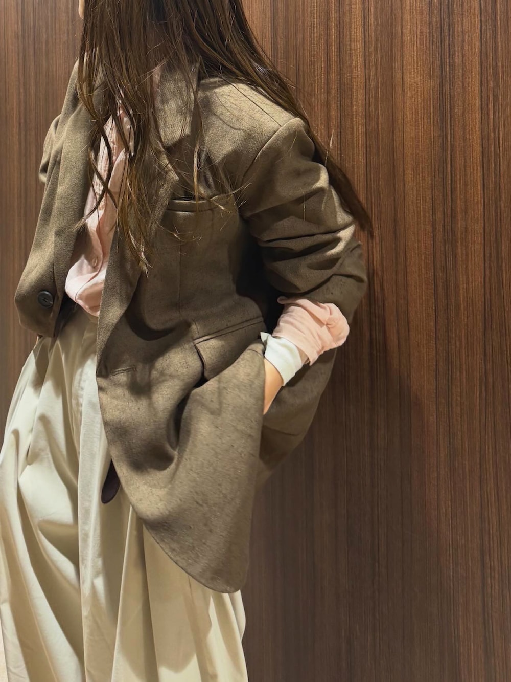 ピンク系のシャツ/ブラウス、ブラウン系のジャケット/アウター、ホワイト系のパンツを着用したレディースの春コーディネートの3枚目の写真