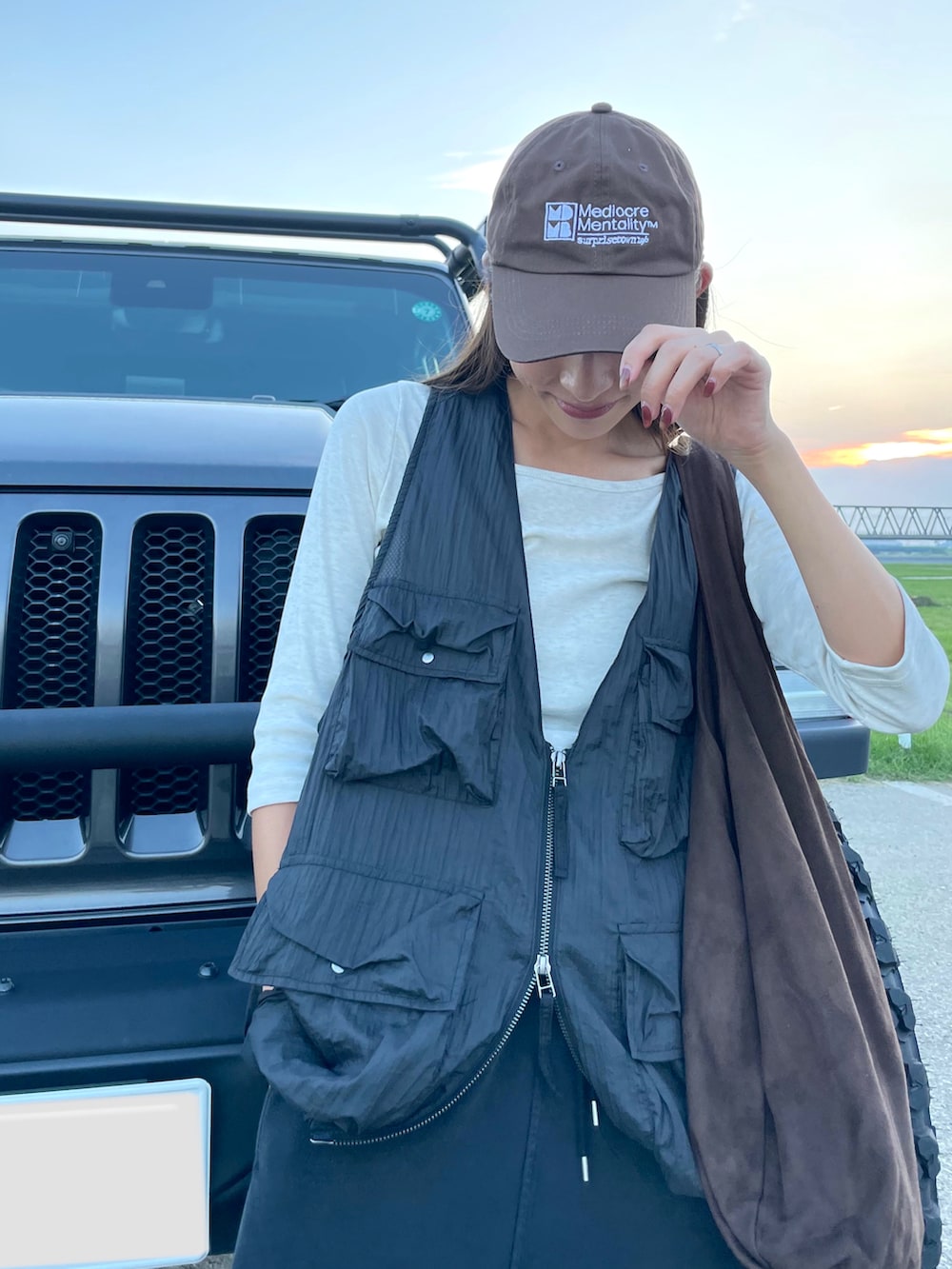 ブラック系のスウェットパンツ、ブラック系のベスト、グレー系のトップスを着用したレディースの秋コーディネートの5枚目の写真