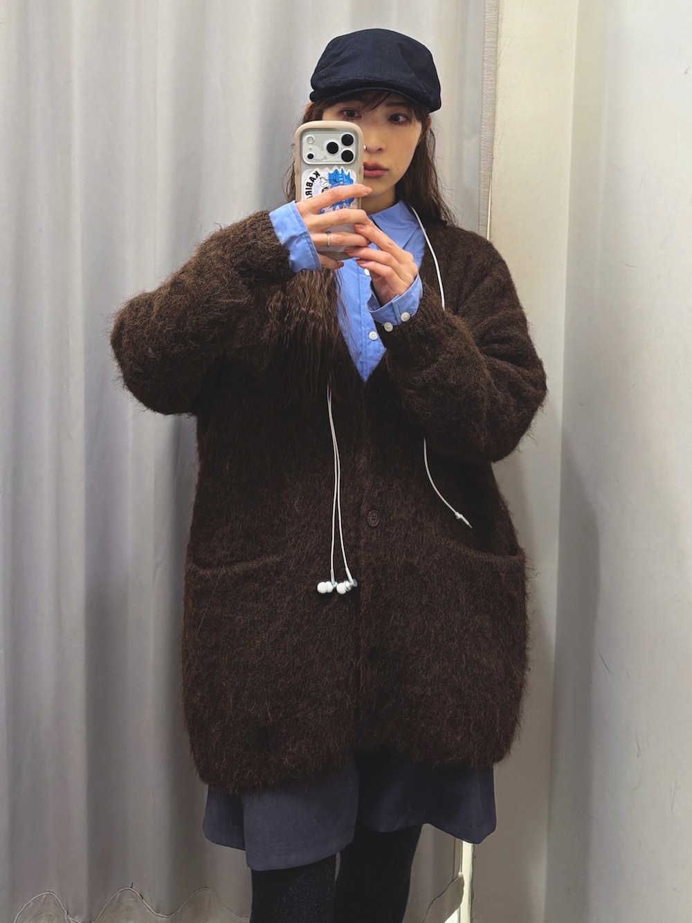 ブラウン系のカーディガン/ボレロ、ブルー系のシャツ/ブラウスを着用したレディースの冬コーディネートの4枚目の写真