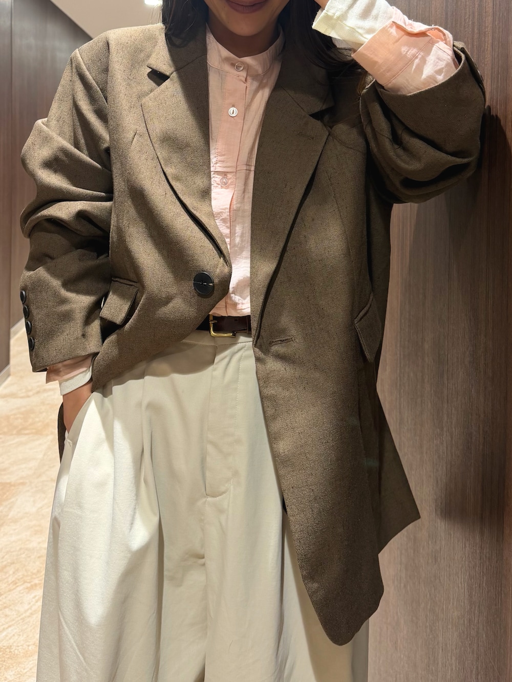 ピンク系のシャツ/ブラウス、ブラウン系のジャケット/アウター、ホワイト系のパンツを着用したレディースの春コーディネートの4枚目の写真