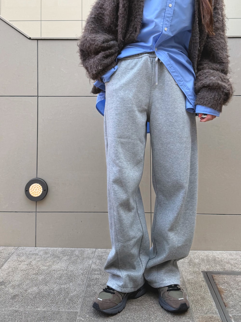 ブラウン系のカーディガン/ボレロ、グレー系のスウェットパンツ、グリーン系のスニーカーを着用したレディースの秋コーディネートの4枚目の写真