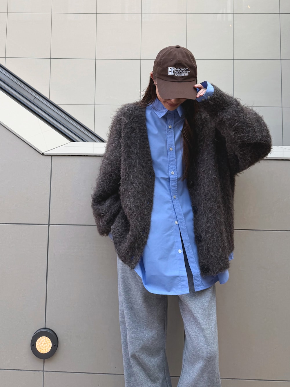 ブラウン系のカーディガン/ボレロ、グレー系のスウェットパンツ、グリーン系のスニーカーを着用したレディースの秋コーディネートの3枚目の写真