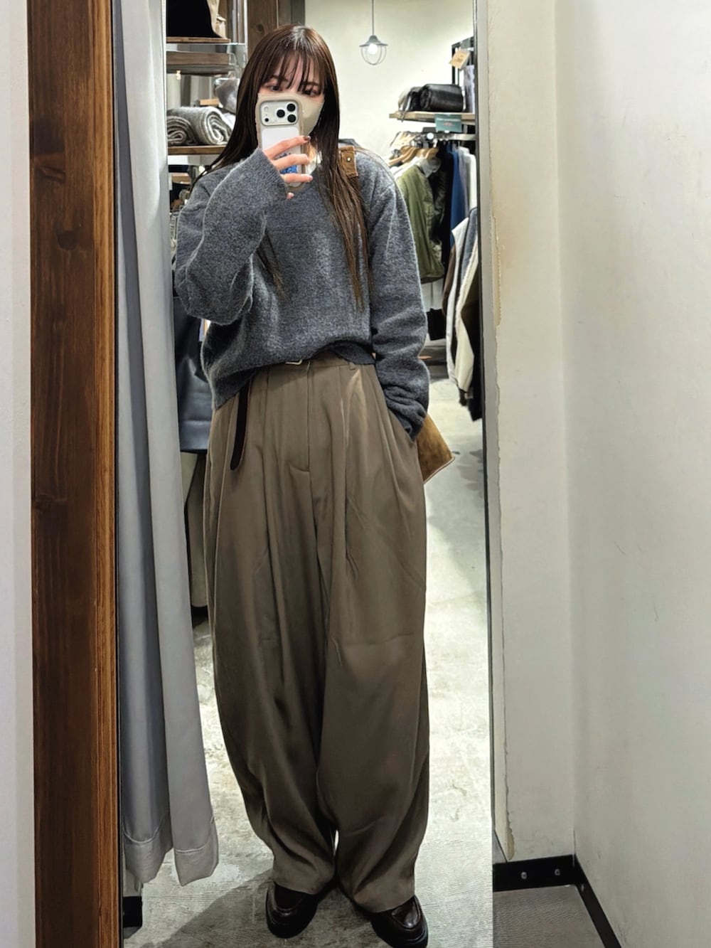 グレー系のニット/セーター、ベージュ系のスラックスを着用したレディースの冬コーディネートの3枚目の写真