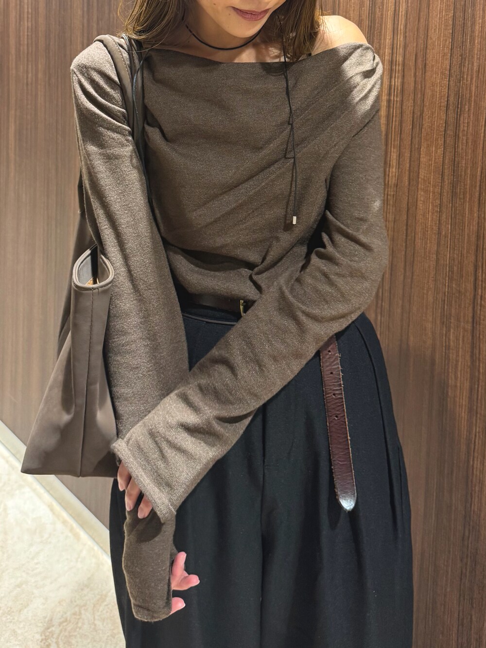 ブラウン系のTシャツ/カットソー、ブラック系のスラックスを着用したレディースの秋コーディネートの2枚目の写真