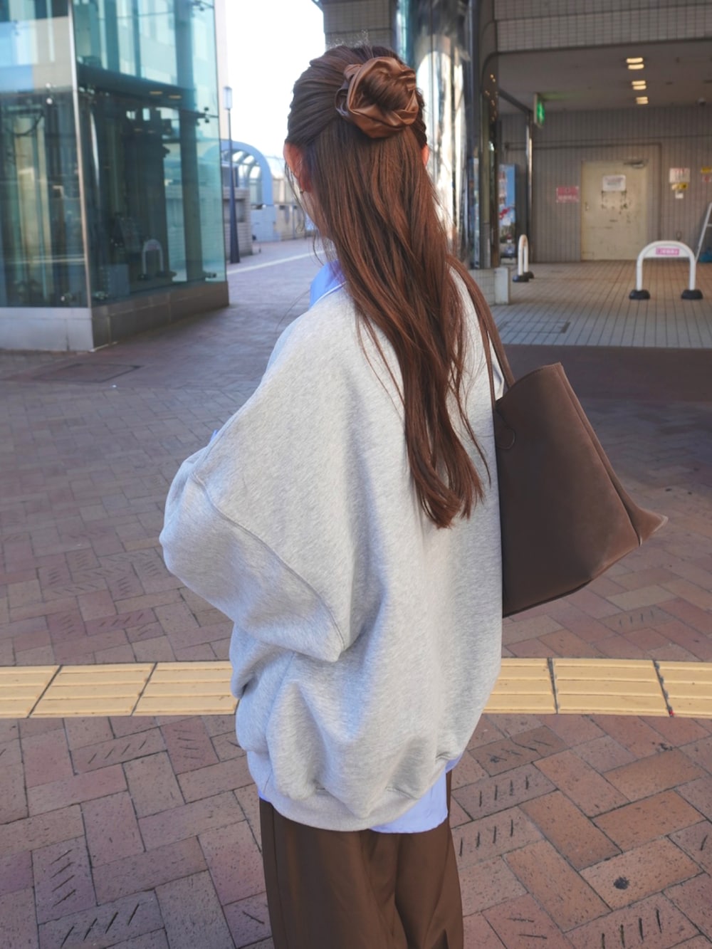 グレー系のスウェット、ブルー系のシャツ/ブラウスを着用したレディースの秋コーディネートの4枚目の写真