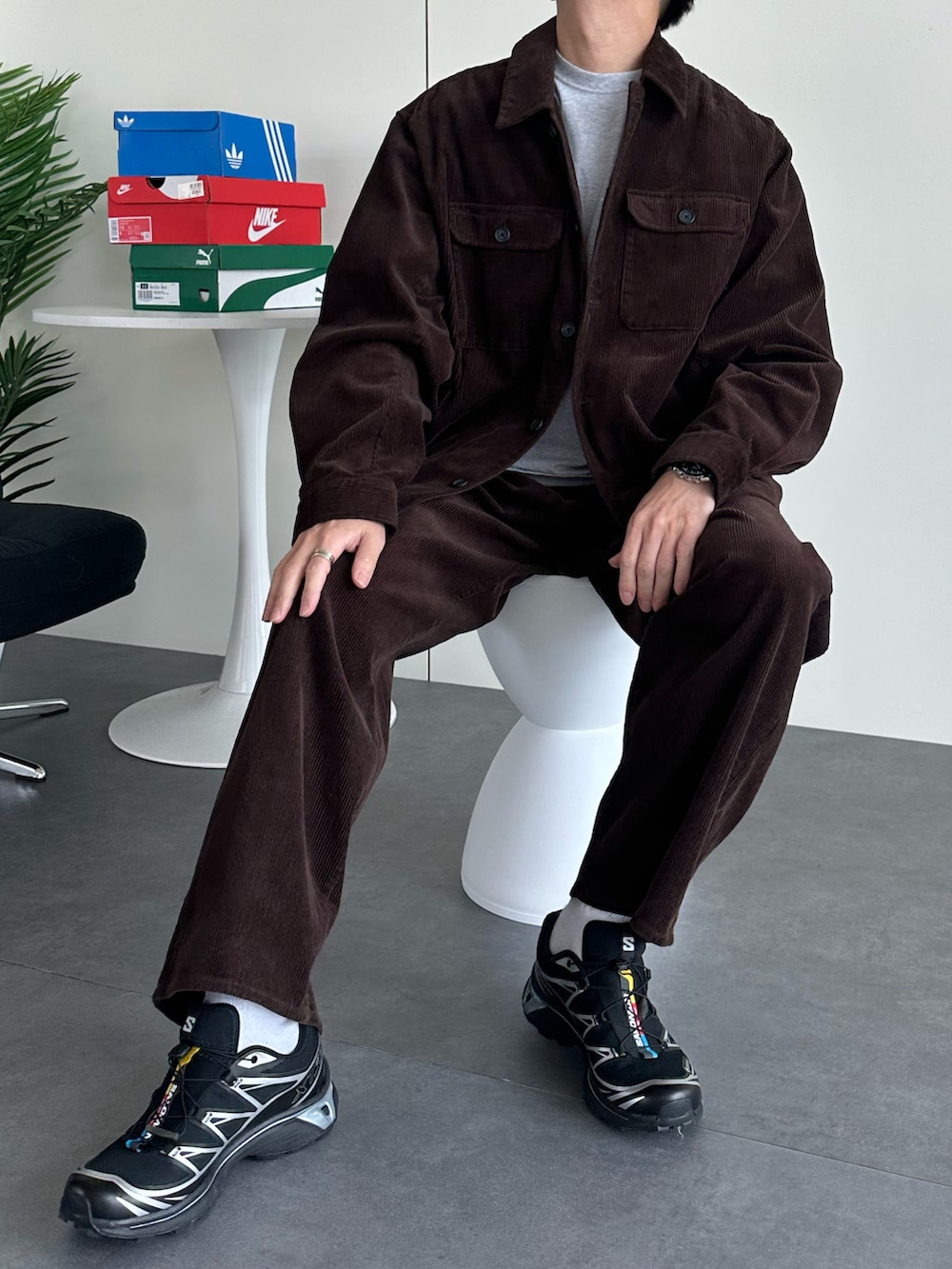 ブラウン系のブルゾン、ブラウン系のその他パンツ、ブラック系のスニーカーを着用したメンズの秋コーディネートの2枚目の写真