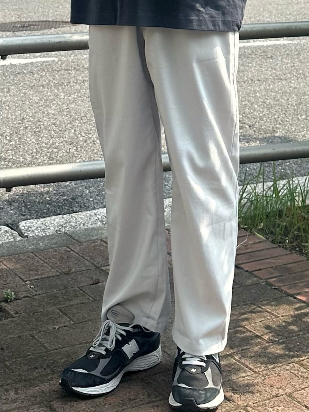 ブラック系のスニーカー、グレー系のその他パンツ、ブラック系のショルダーバッグを着用したメンズの夏コーディネートの5枚目の写真