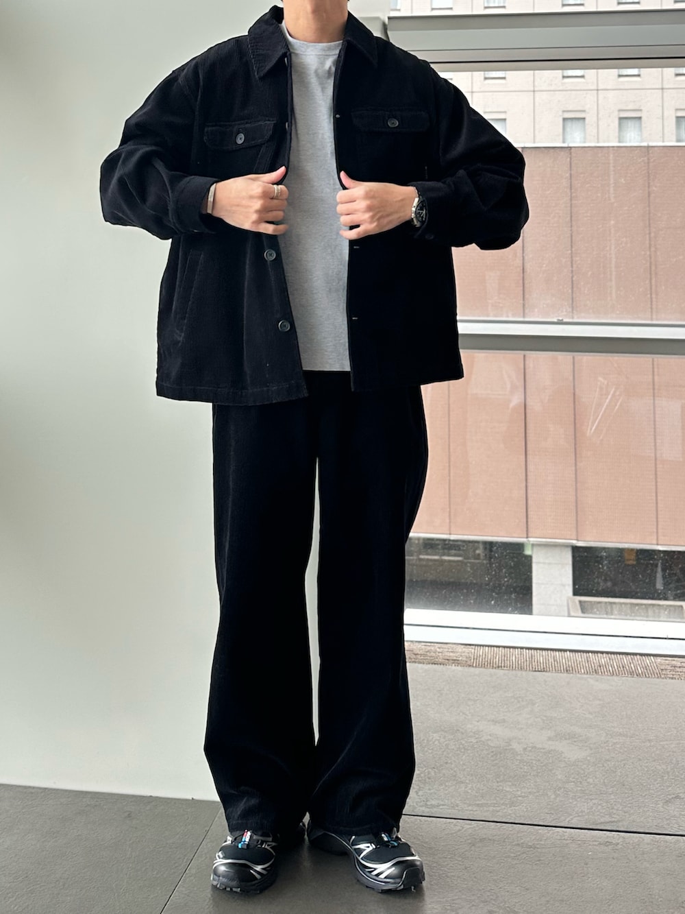 ブラック系のブルゾン、ブラック系のその他パンツ、ブラック系のスニーカーを着用したメンズの秋コーディネートの2枚目の写真